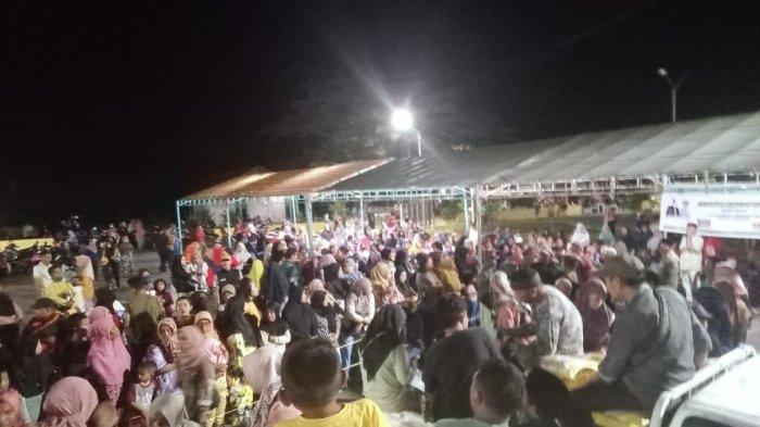 Ribuan warga tampak antri untuk belanja Operasi pasar yang dilaksanakan oleh Pemkab Morotai, Rabu (27/3/2024).