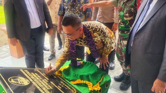 Sekda Pemkab Pulau Morotai, Provinsi Maluku Utara,  Muhammad Umar Ali saat menandatangani prasasti gedung Gereja GMIH Eklesia Cio Dalam,  Kamis (27/6/2024)