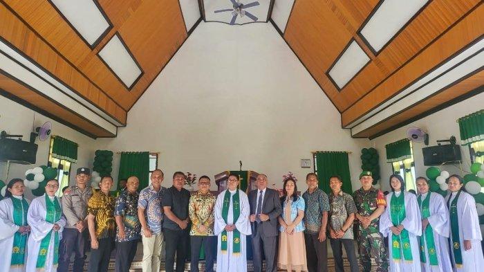 Usai peresmian Gedung itu,  Sekda Muhammad Umar Ali bersama rombongannya, foto bersama dengan pengurus gereja, Kamis (27/6/2024)