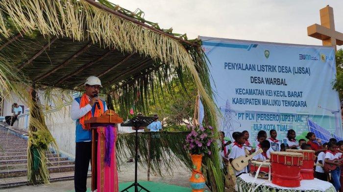 Sambutan General Manager PLN UIW MMU, Awat Tuhuloula pada acara penyalaan Listrik Desa di Desa Warbal Maluku Tenggara
