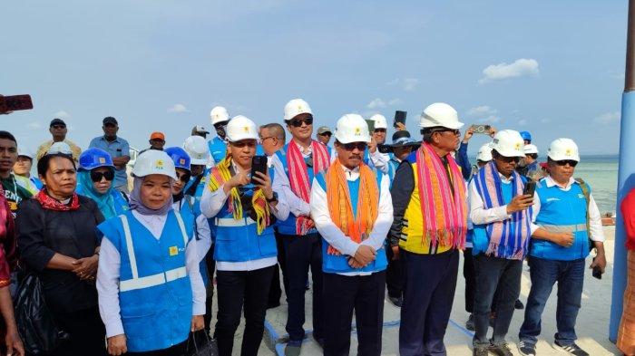 Penyambutan rombongan PLN UIW MMU dan Bupati Maluku Tenggara dari warga desa Warbal dengan tanda pengalungan kain tanimbar