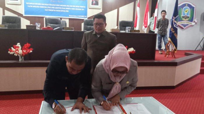 Penadatanganan Dokumen KUA-PPAS APBD tahun anggaran 2024, bertempat di Aula Kantor DPRD, di Desa Darame,Kecamtan Morotai Selatan, Rabu (28/11/2023)