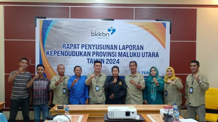 Foto bersama Perwakilan BKKBN Provinsi Maluku Utara setelah mengadakan  pertemuan dengan Ketua Pusat Studi Kependudukan Provinsi Maluku Utara