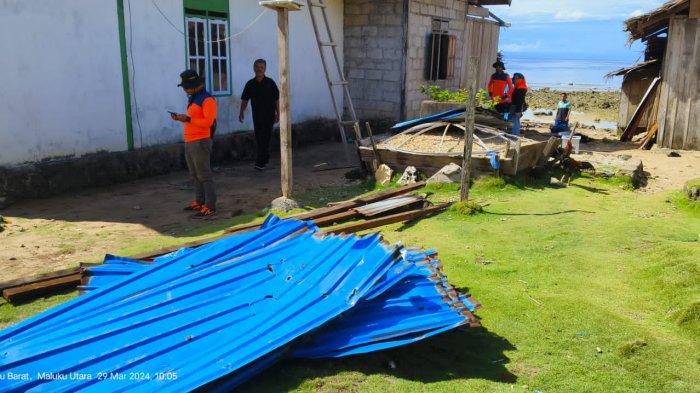 Tampak BPBD membersihkan puing-puing rumah yang dihantam puting  beliung