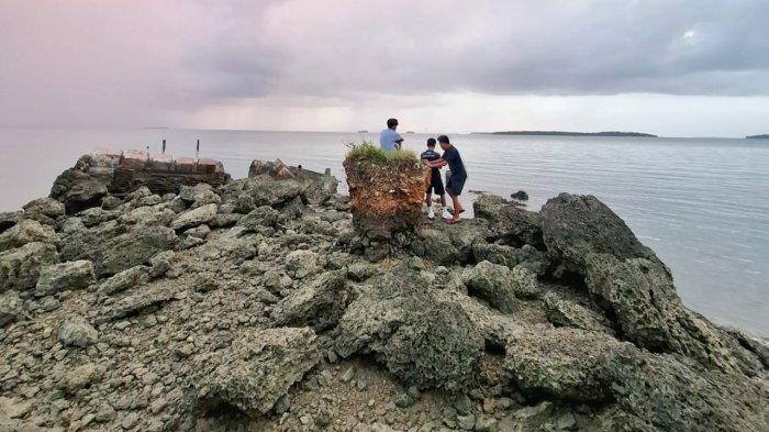 Pantai Army Dock, dermaga yang dibangun tentara sekutu ini, menjadi salah satu lokasi wisata favorit di Kabupaten Pulau Morotai, Maluku Utara,  Senin (29/7/2024)