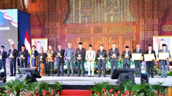 Pj Bupati Kabupaten Pulau Morotai, Provinsi Maluku Utara, Burnawan saat foto bersama dengan pejabat 11 Kabupaten kota lainnya yang juga menerima penghargaan yang sama, pada 28 Juni 2024 kemarin.