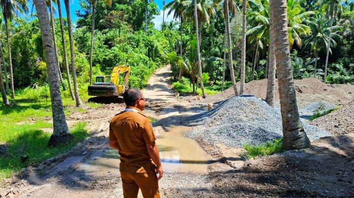 lKepala Dinas PUPR Pemkab Pulau Morotai,  Provinsi Maluku Utara,  Hairil Hi Hukum,  saat meninjau pekerjaan lanjutan jalan menuju Wisata Goa Popogu,  yang bersumber Dana dari DAK sebesar RP 3,5 miliar sekitar Tahun Anggaran 2024, Selasa (30/7/2024)