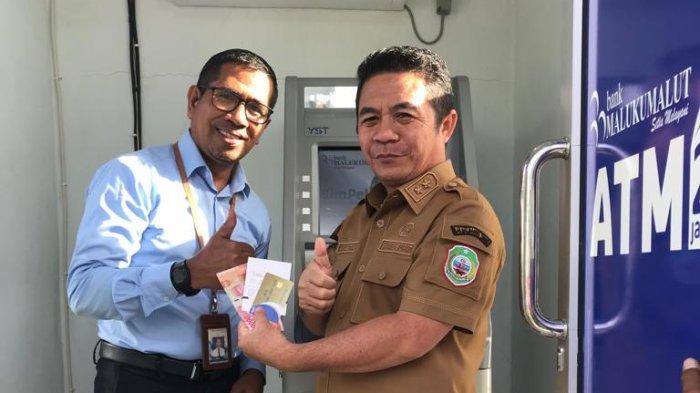 Wakil Bupati Halmahera Timur Anjas Taher saat mencoba mengoperasikan mesin ATM di desa Ekor, Kecamatan Wasile, Rabu (30/8/2023).