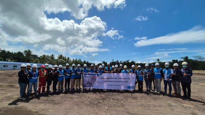 Pose bersama pihak PLN bersama  Kajati  Maluku Utara Budi Hartawan Panjaitan dalam kunjungannya di PLTMG 30 MW di Desa Mamuya, Kecamatan Galela, Halmahera Utara.