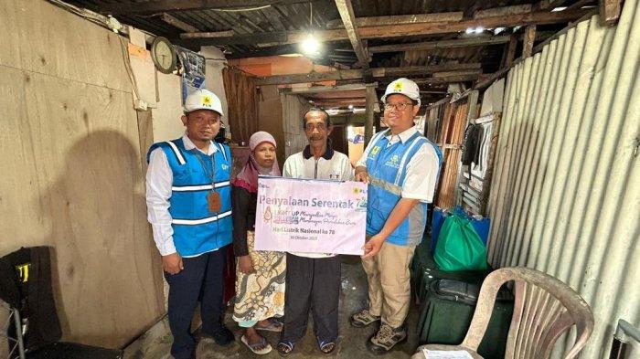 Foto bersama penerima listrik gratis program LUTD UP3 Ternate