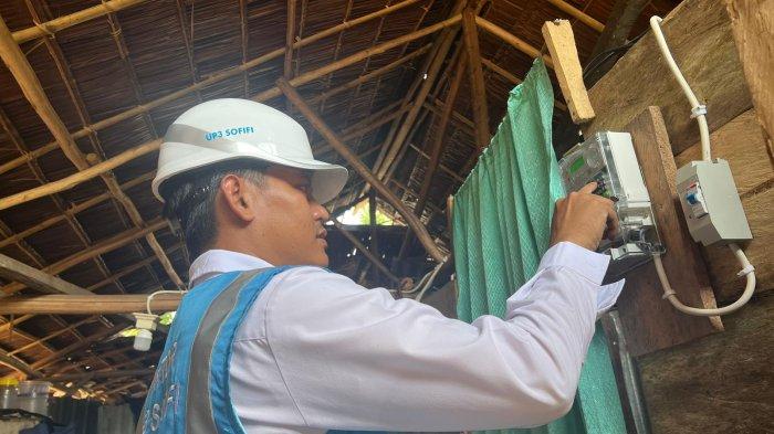Penyalaan listrik oleh Management PLN UP3 Sofifi dengan mengisi token pelanggan penerima Program LUTD