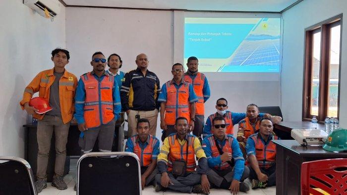 Foto bersama peserta dan pegawai PLN