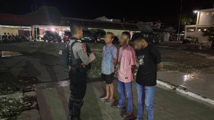 HUKUM: Para remaja yang kedapatan pesta miras jenis cap tikus langsung diamankan anggota Samapta Polres Ternate untuk dilakukan pembinaan, Rabu (30/7/2025) malam