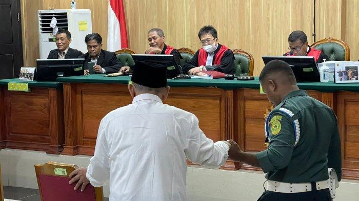 Majelis hakim Pengadilan Tipikor pada Pengadilan Negeri (PN) Ternate menjatuhkan vonis pidana hukuman penjara kepada Abdul Gani Kasuba alias AGK saat sidang di PN Ternate, Kamis (26/9/2024).
