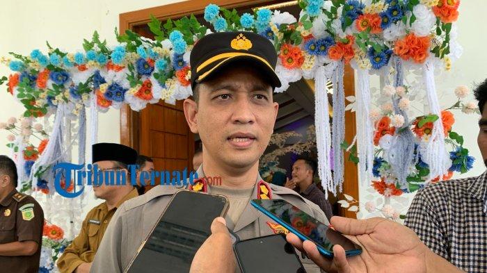 HUKUM: Kapolres Halmahera Selatan, Maluku Utara AKBP Hendra Gunawan saat diwawancarai sejumlah awak media, Senin (21/4/2025). Ia mengatakan ada tambahan tersangka dalam kasus rudapaksa seorang siswi SMP