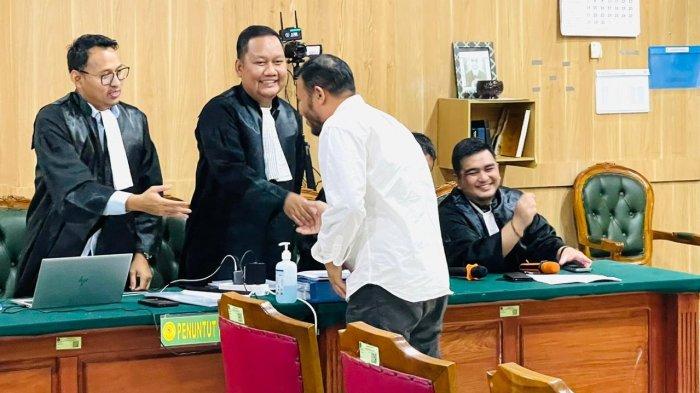 SIDANG: Mantan Kepala Dinas Perumahan dan Permukiman Maluku Utara Adnan Hasanudin pada sidang pembacaan tuntutan di PN Ternate, Rabu (24/4/2024)