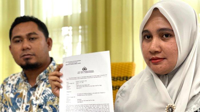 HUKUM: Nurul Mulyani, kuasa hukum Agriati Yulin Mus ketika menunjukan surat seusai membuat laporan Polisi, Selasa (25/2/2025).
