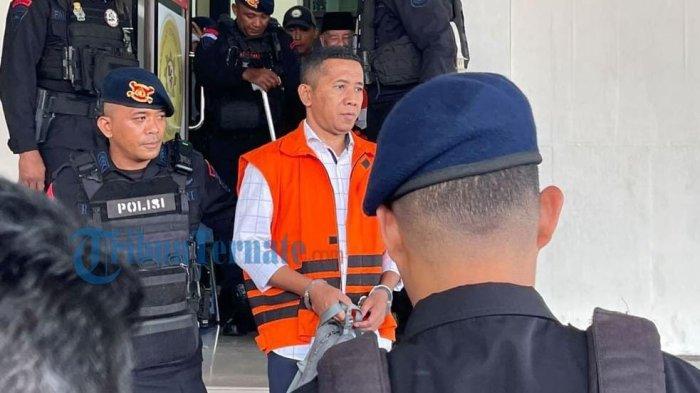 Jaksa KPK Tuntut Ajudan Mantan Gubernur <a href='https://manado.tribunnews.com/tag/maluku-utara' title='Maluku Utara'>Maluku Utara</a> <a href='https://manado.tribunnews.com/tag/ramadhan-ibrahim' title='Ramadhan Ibrahim'>Ramadhan Ibrahim</a> 4 Tahun 6 Bulan Penjara