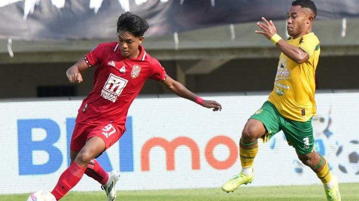 KOMPETISI: Aksi Ahmad Wadil bersama Malut United di Liga 1 2024-2025. Pemain yang berposisi sebagai gelandang serang ini