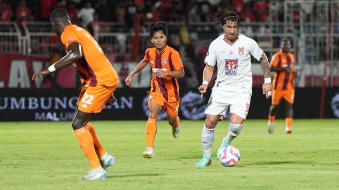 KOMPETISI: Aksi Diego Martinez bersama Malut United ketika diapit pemain bertahan Borneo FC, Senin (10/2/2025). Berikut klasemen sementara Liga 1 2024-2025