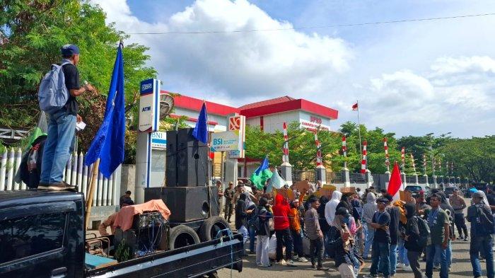 HMI dan GMKI menggelar aksi demonstrasi di Pelantikan 20 anggota DPRD Kabupaten Pulau Morotai, Provinsi Maluku Utara, Senin (4/11/2024).