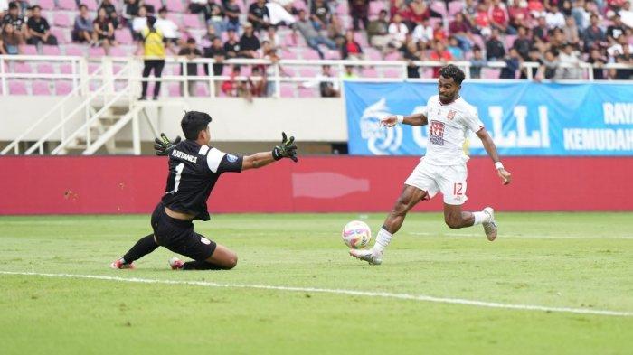 KOMPETISI: Winger Malut United Yakob Sayuri saat membobol gawang Persis Solo pada lanjutan Liga 1 2024-2025 pekan ke 28 di Stadion Manahan, Surakarta, Solo, Sabtu (12/4/2025)