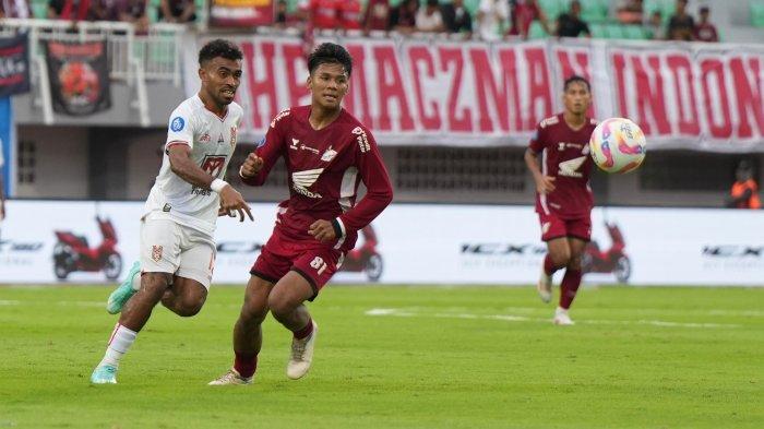 KOMPETISI: Aksi Yakob Sayuri kala Malut United bersua PSM Makassar di Stadion B.J Habibie, Parepare, Sabtu (10/5/2025). Laga ini berkesudahan 3-2 untuk kemenangan Juku Eja