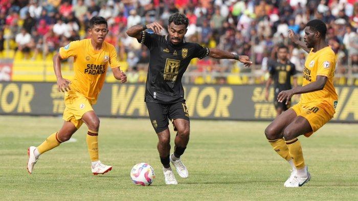 KOMPETISI: Aksi pemain Malut United Yakob Sayuri saat dihadang dua pemain Semen Padang pada laga lanjutan Liga 1 2024-2025 pekan ke 21 di GOR Haji Agus Salim, Padang, Minggu (2/2/2025)