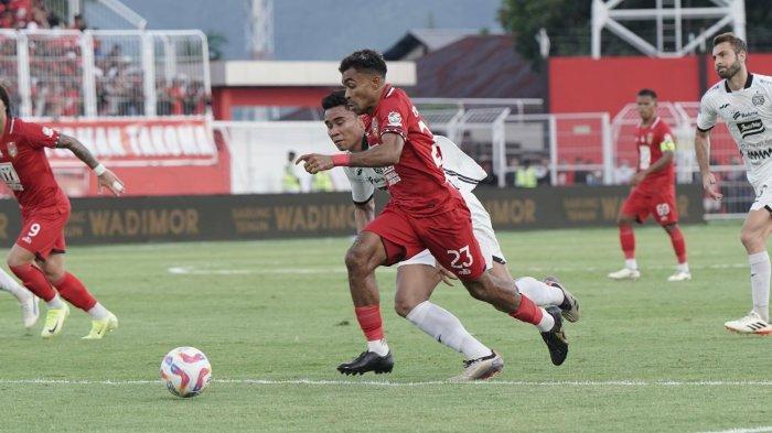 KOMPETISI: Aksi Yance Sayuri saat Malut United menjamu Persija Jakarta di Stadion Gelora Kie Raha, Ternate pada 28 Desember 2024 lalu