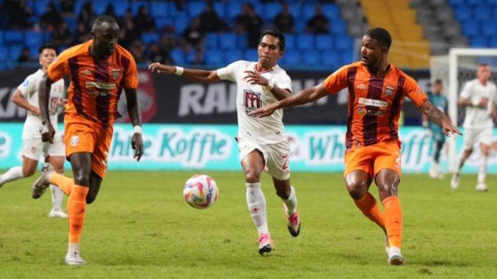 KOMPETISI: Aksi bintang Malut United, Frets Butuan saat diapit dua pemain Borneo FC