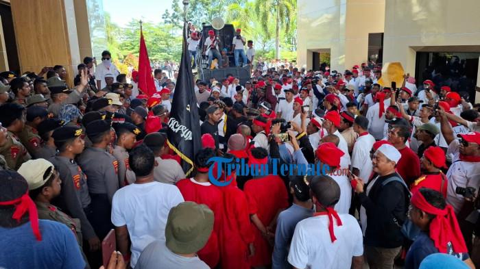 TUNTUTAN: Tampak massa demo di depan kantor Gubernur Maluku Utara di Sofifi, Rabu (23/7/2025)/Fizri Nurdin