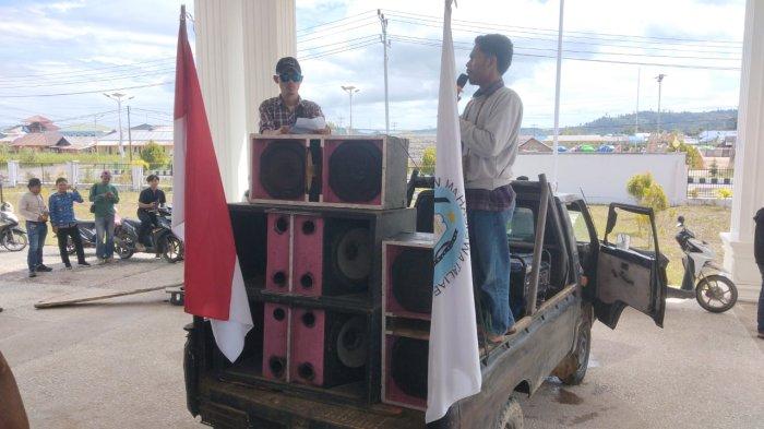TUNTUTAN: PB Himpunan Mahasiswa Taliabu (HMT) saat aksi di halaman eks Kantor Bupati Pulau Taliabu, Maluku Utara, Jumat (20/6/2025)