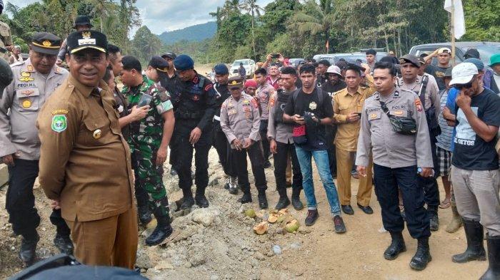 KEBIJAKAN: Bupati Halmahera Timur, Maluku Utara Ubaid Yakub saat berada dengan sejumlah warga lingkar tambang PT STS, Selasa (22/4/2025). Pada kesempatan itu ia mengatakan jika aktivitas tambang PT STS dihentikan sementara waktu
