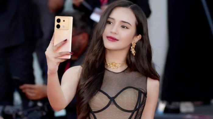 Aktris Beby Tsabina dengan Infinix Zero 30