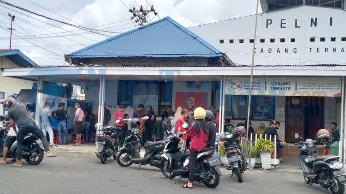 JADWAL KAPAL TERNATE - Antrean pembelian tiket kapal di Kantor Pelni Cabang Ternate, Senin (5/12/2022). 
