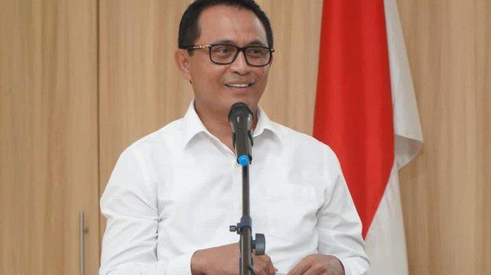 APEL PERDANA - Pj Sekprov Maluku Utara, Abubakar Abdullah. Ia mengatakan bahwa Wagub Sarbin Sehe akan memimpin apel perdana usai pelantikan, semetara Gubernur Sherly Laos akan mengikuti Retreat di Magelang, Selasa (11/2/2025). (Foto : Biro Adpim Setda Pemprov Malut)