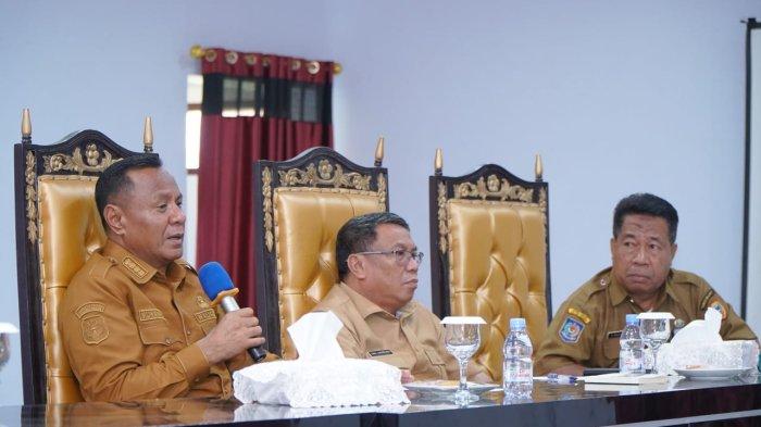 Wali Kota Tidore Kepulauan, Maluku Utara Muhammad Sinen (kiri) saat memimpin rapat evaluasi terkait berakhirnya audit BPK atas Laporan Keuangan Pemerintah Daerah (LKPD) Tahun Anggaran 2024, Senin (19/5/2025)