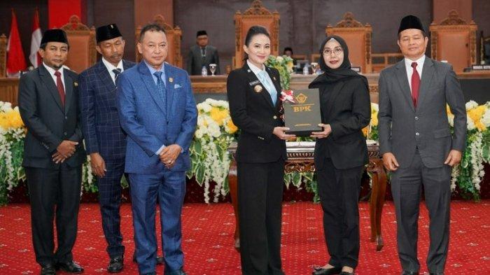 RAIHAN: Penyerahan dokumen LHP BPK atas laporan keuangan Pemprov Malut tahun 2024 yang diterima oleh Gubernur Maluku Utara Sherly Laos, Rabu (4/6/2025)