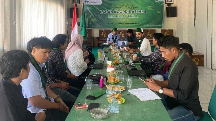 DESAKAN: Badko HMI Maluku Utara saat melakukan pertemuan yang membahas soal izin usaha pertambangan (IUP) belum lama ini