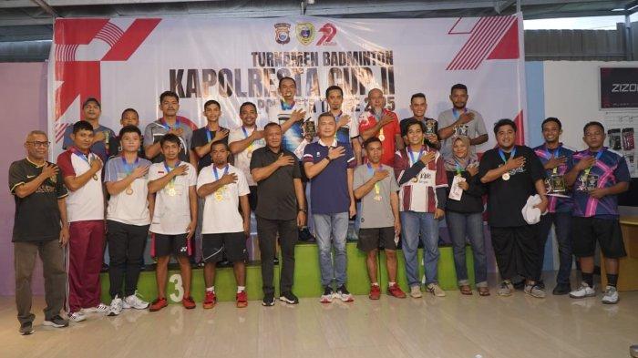 HARAPAN: Wali Kota Tidore Kepulauan, Maluku Utara Muhammad Sinen lakukan foto bersama usai menutup Badminton Kapolresta Cup II 2025, Rabu (25/6/2025)