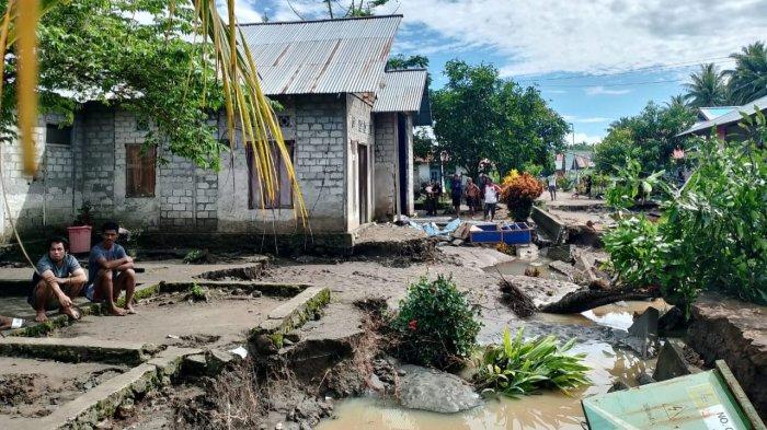 BENCANA: Tampak sejumlaj warga Kecamatan Gane Timur, Halmahera Selatan, Maluku Utara, duduk melihat sisa aliran air banjir. BPBD mencatat ada 3.050 jiwa terdampak banjir tersebut, Kamis (27/6/2024).