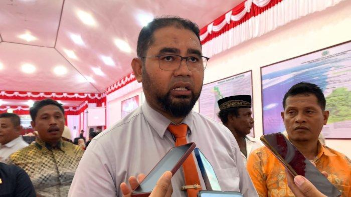 Bupati Kabupaten Halmahera Selatan, Provinsi Maluku Utara, Bassam Kasuba memberi keterangan usai pelantikan Anggota DPRD periode 2024-2029, Jumat (29/11/2024).