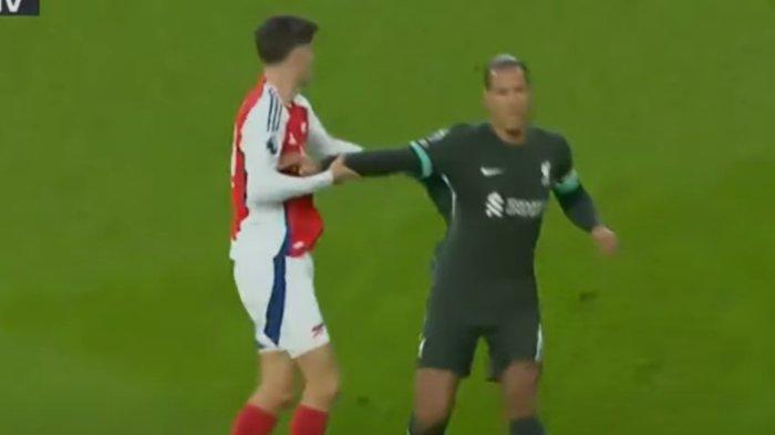 Bek Liverpool, Virgil van Dijk, sikut penyerang Arsenal, Kai Havertz, hingga jatuh.