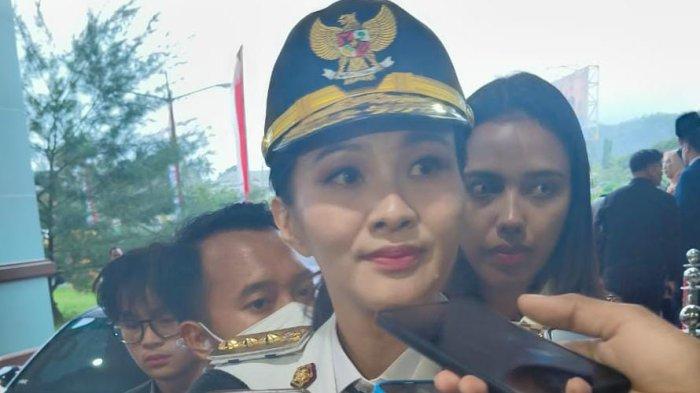 WACANA:  Gubernur Maluku Utara Sherly Laos saat diwawancarai awak media, Kamis  (6/3/2025). Pihaknya akan lakukan pembiayaan pendidikan gratis bagi murid SMA, SMK dan SLB