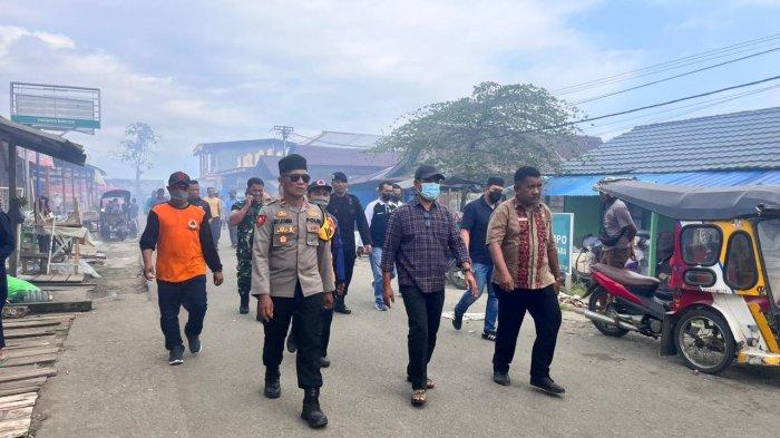 KEBAKARAN: Tampak Bupati Halmahera Timur, Ubaid Yakub (pakai master) kunjungi lokasi kebakaran, Jumat (22/3/2024)