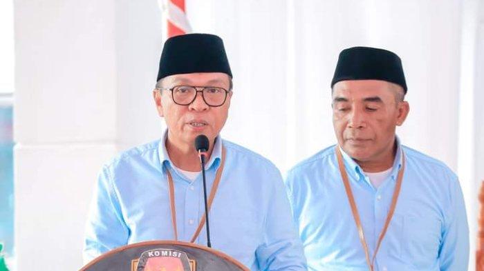 Calon Bupati Halmahera Tengah, Ikram Malan Sangadji, didampingi Calon Wakil Bupati Halmahera Tengah, Ahlan Djumadil, saat menyampaikan pidato singkat, Senin (23/9/2024).