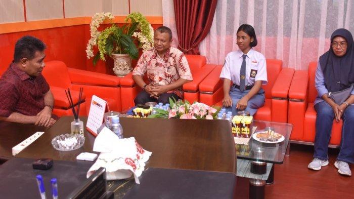 SELEKSI: Calon Paskibraka Nasional Beatrix Missy saat bersua Wakil Wali Kota Tidore Kepulauan, Maluku Utara Ahmad Laiman di ruang kerjanya, Kamis (10/7/2025)