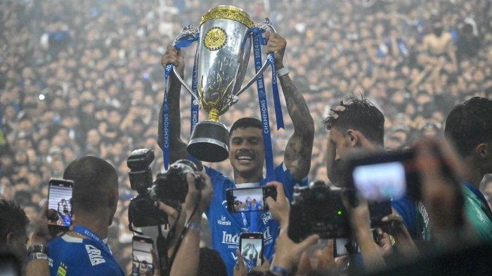 KOMPETISI: Bintang Persib Bandung Ciro Alves mengangkat piala Liga 1 2024-2025
