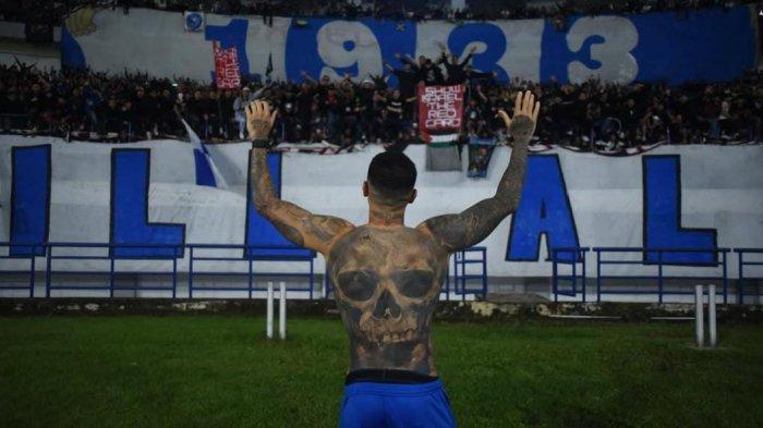 KOMPETISI: Tampak Ciro Alves menyapa suporter Persib Bandung (Bobotoh) usai laga melawan PSS Sleman di Stadion Bandung Lautan Api, Bandung yang berkesudahan 3-0 untuk kemenangan Pangeran Biru, Sabtu (26/4/2025). Aksinya itu adalah perpisahan karena musim depan ia tak lagi berseragam Maung Bandung