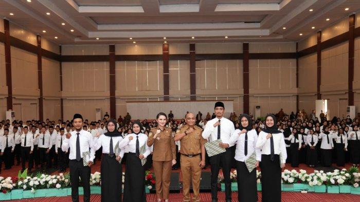 CPNS - Usai penyerahan SK CPNS formasi 2024 Pemprov Malut Gubernur Sherly Laos langsung melakukan foto bersama, Senin (16/6/2025).
